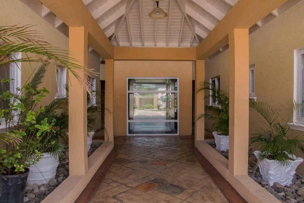 Central Upscale New Kingston Apt With Pool Bagian luar foto